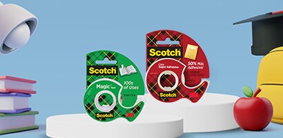 Uso de producto Cintas Adhesivas Scotch® en sobre color azul, packshot Cinta Doble Cara Scotch® y packshot Cinta Mágica Scotch®.
