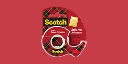 Empaque de cinta roja super adhesiva Scotch con fondo rojo.

