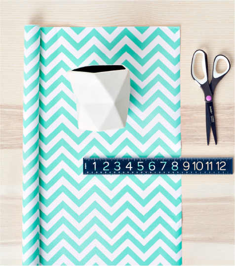 Envoltura de regalo con diseño irregular y tijeras, para uso de producto Cinta Giftwrap Scotch® Cinta de regalo.