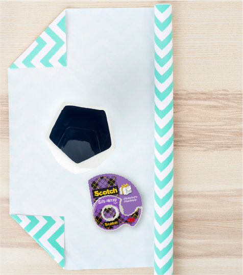 Envoltura de regalo con diseño irregular y packshot Cinta Giftwrap Scotch®, para uso de producto Cinta de regalo Scotch.
