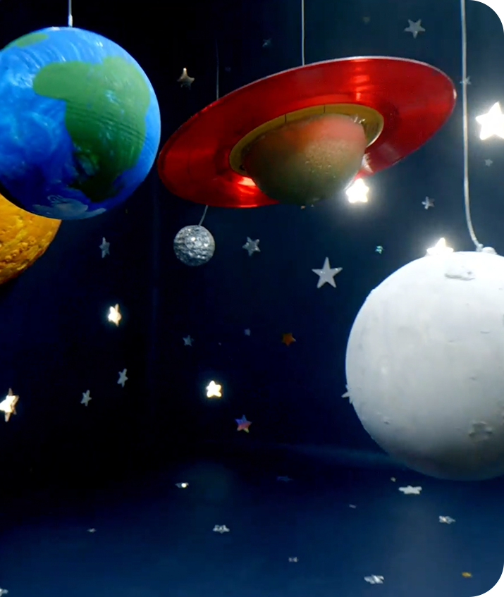 Imagen de maqueta de planetas.